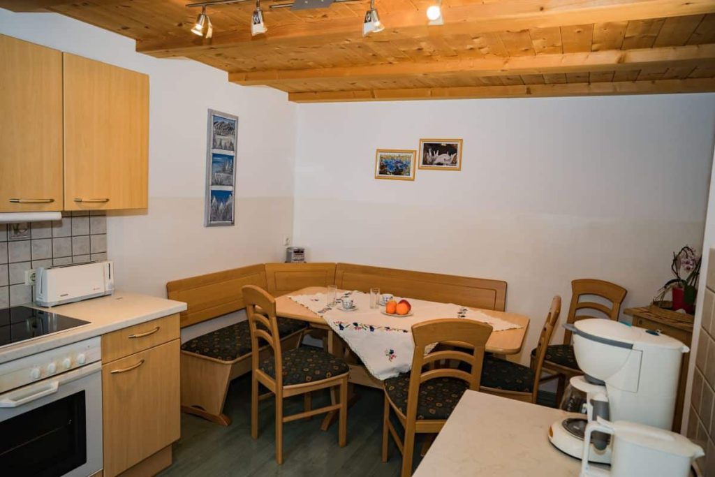 Gemütliche Küche mit Essplatz, Holzdecke und familiärer Atmosphäre im Unterklaffauhof.